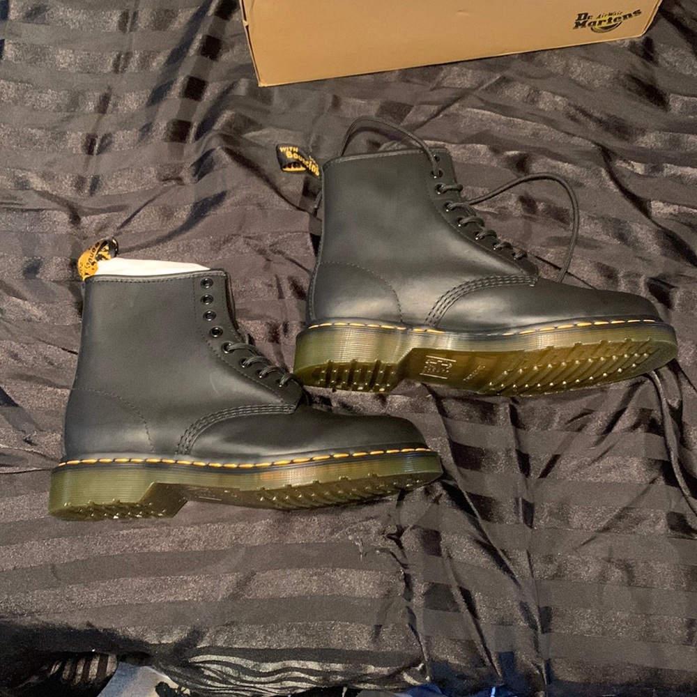 DR. MARTENS 1460 GREASY LEATHER LACE UP BOOTS - LADIES 8 - Picture 4 of 11